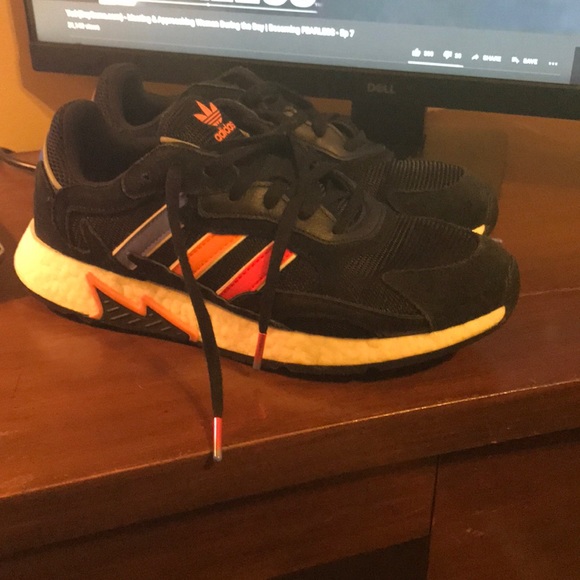 Adidas brand with the 3 stripes - Picture 4 of 8